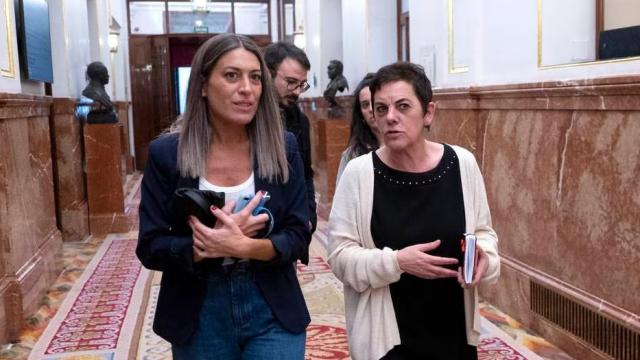 Míriam Nogueras (Junts) y Mertxe Aizpurua (Bildu), en el pasillo del Congreso.