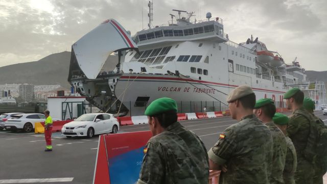 Grupos electrógenos llegando al puerto de San Sebastián de La Gomera.