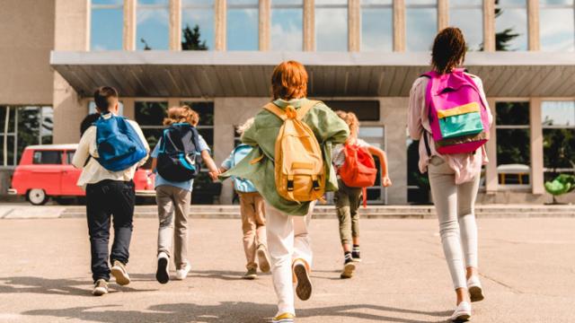 Niños de camino al colegio en una imagen de archivo.