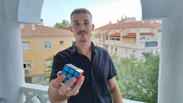 Eduardo Merino con su cubo de rubik.