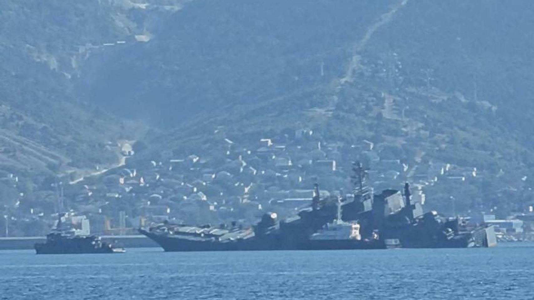 El el cargador Olenogorsky Gornyak, un gran barco de asalto anfibio, dañado tras el ataque de un dron.