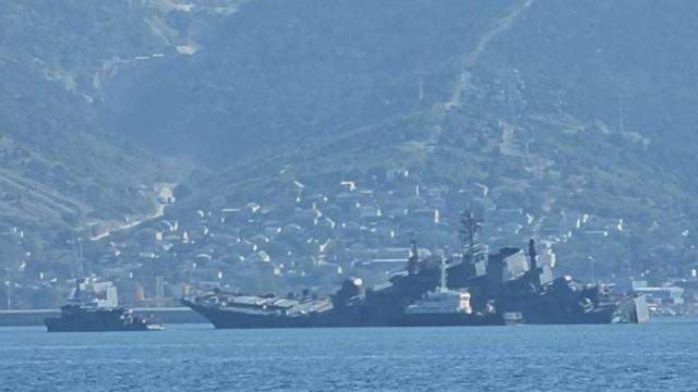 El el cargador Olenogorsky Gornyak, un gran barco de asalto anfibio, dañado tras el ataque de un dron.