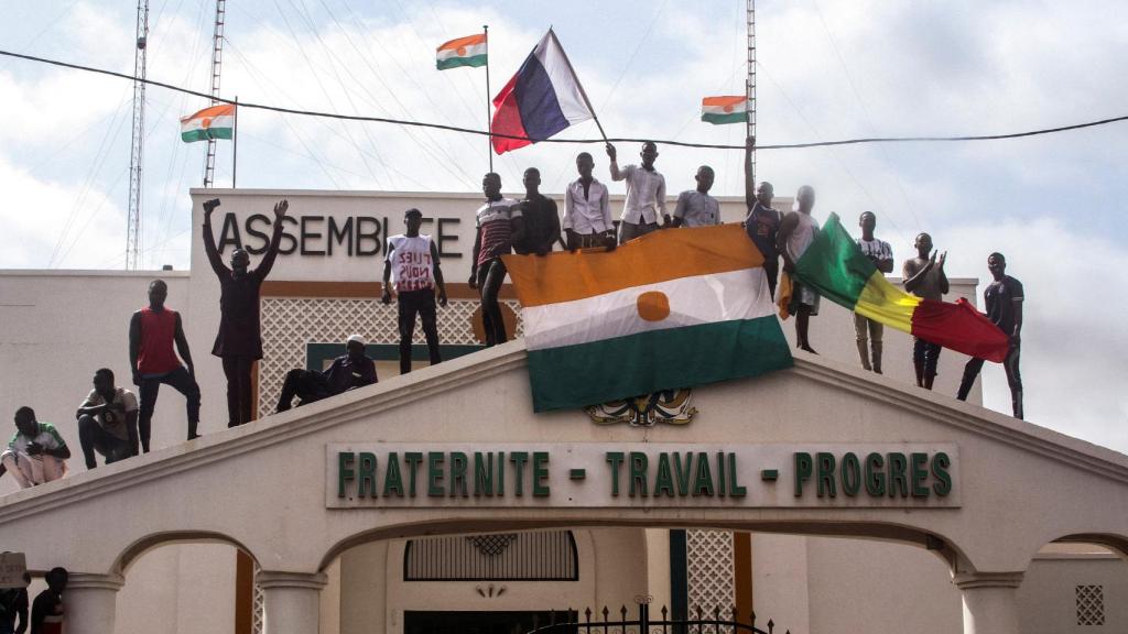 Manifestantes contra las sanciones se reúnen en apoyo de los soldados golpistas en Niamey, capital de Níger.