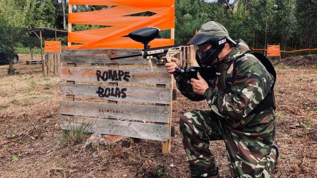 Una persona practicando 'paintball'.