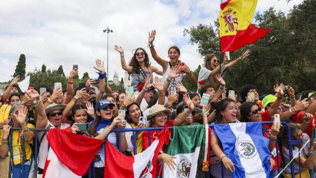 Grupos de jóvenes, entre ellos españoles, en la JMJ de Lisboa.