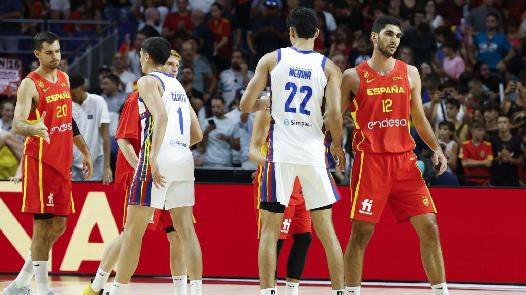 Santi Aldama se saluda con los jugadores de Venezuela.