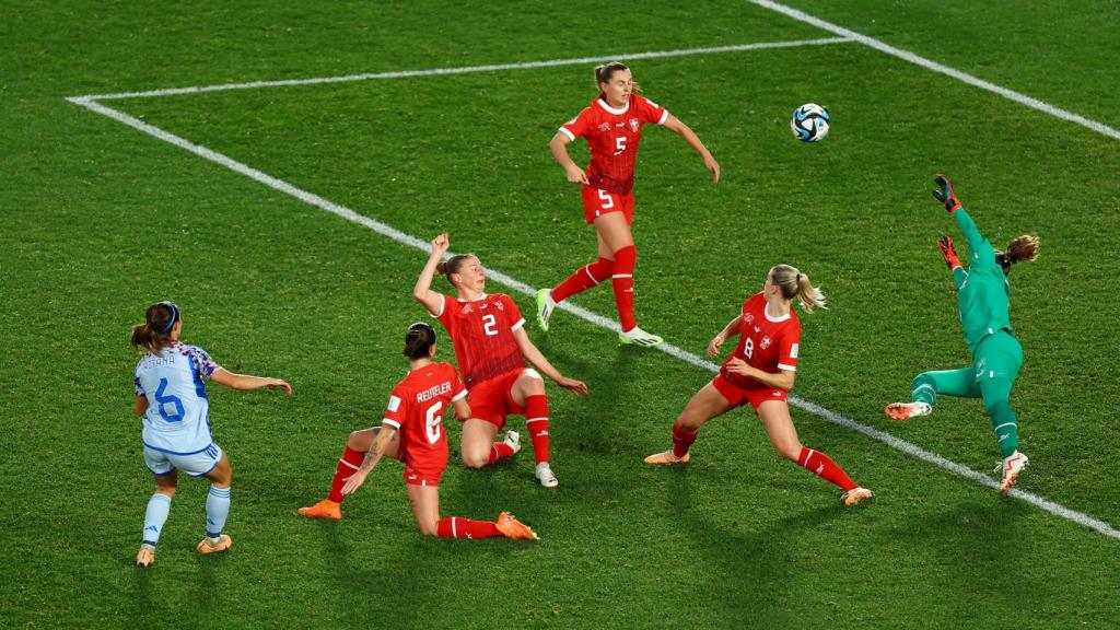 Aitana Bonamtí hace el 1-3 contra Suiza