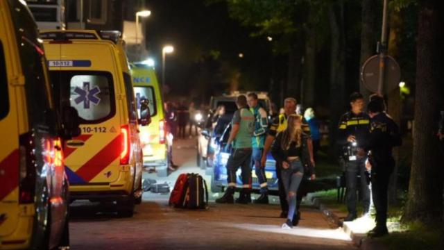 Servicios médicos y policiales en el lugar de los hechos.