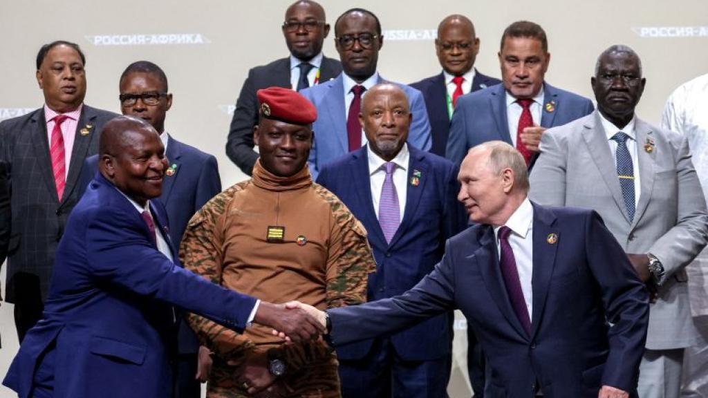 Vladímir Putin junto a los participantes en la cumbre Rusia-África, el pasado 28 de julio en San Petersburgo.