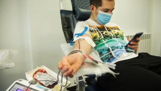 Un hombre donando sangre en Salamanca