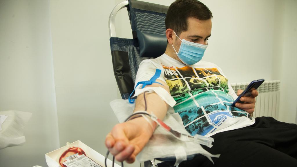 Un hombre donando sangre en Salamanca