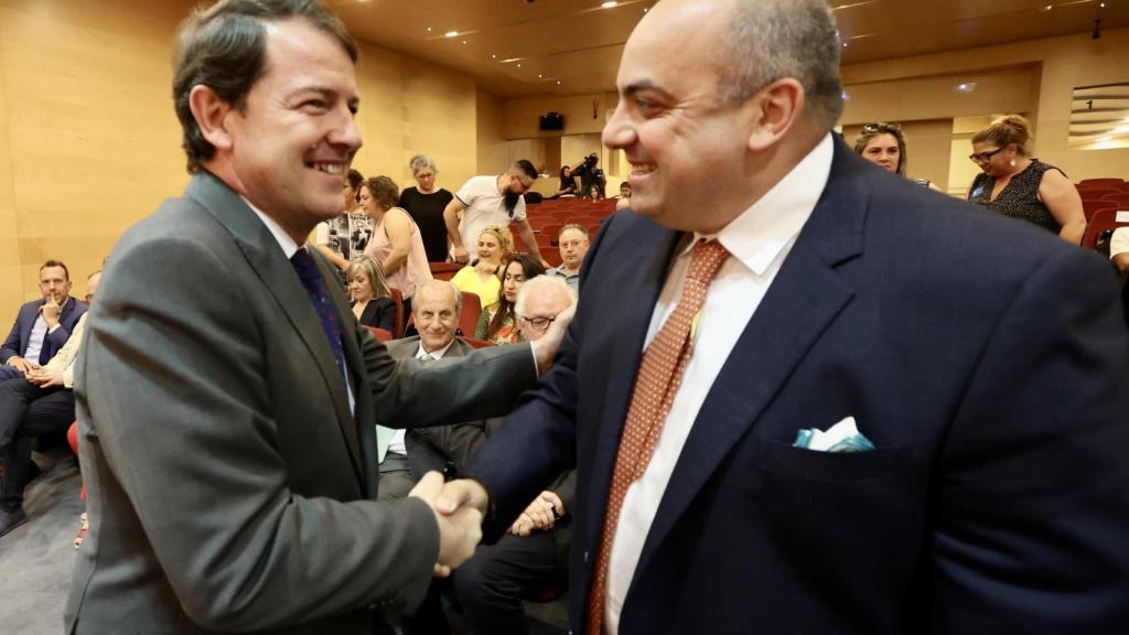 Imagen de archivo con la firma del acuerdo de competitividad de Siro, con la presencia de la ministra Reyes Maroto y el presidente de la Junta de Castilla y León, Alfonso Fernández Mañueco