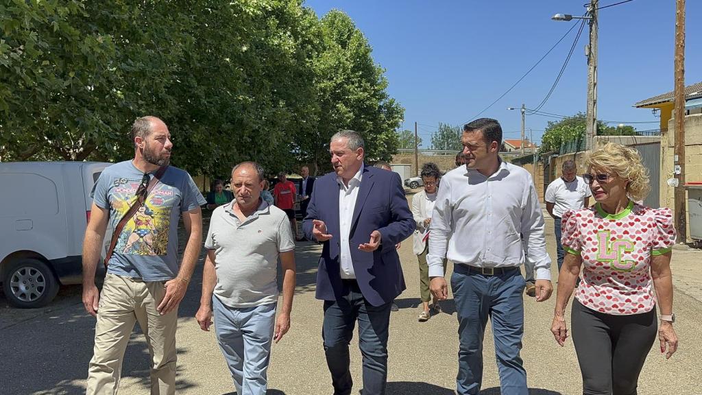 Visita de las autoridades a la urbanización