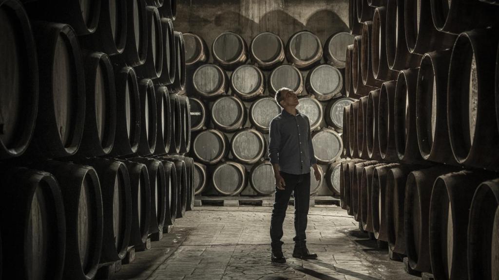 Marcos en la bodega donde nace Brandy 1866 de Jerez