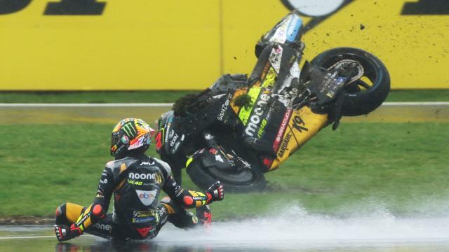 El italiano Marco Bezzecchi, durante su caída en la sesión de clasificación en Silverstone.