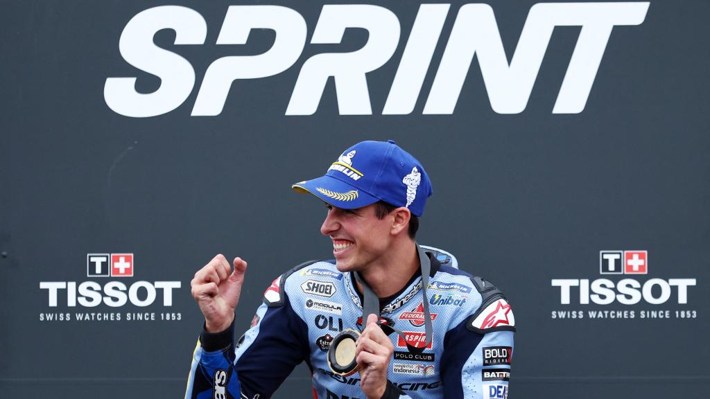 Álex Márquez celebra su victoria en la carrera al sprint, en el Gran Premio de Gran Bretaña.