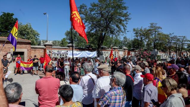 Varias personas durante el homenaje dedicado a las 13 Rosas y los 43 Claveles, ‘Que mi nombre no se borre de la historia’.