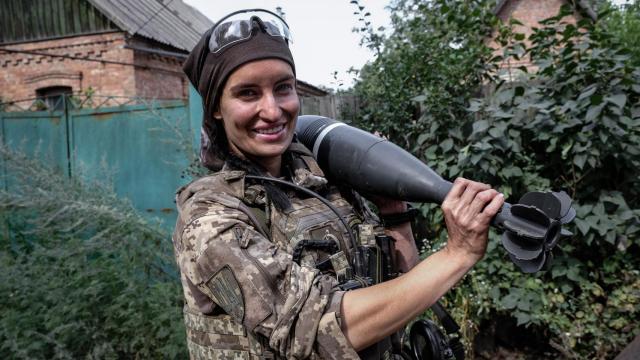 Olga se alistó en la Defensa Territorial de Ucrania un día después de que comenzara la invasión rusa, y desde entonces su nombre de combate es 'Bruja'