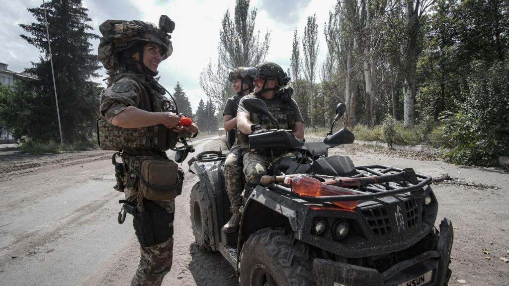 La unidad de Olga utiliza vehículos quad para moverse por el frente de combate