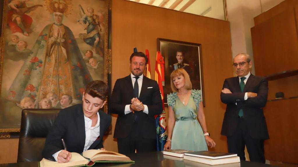 Agulló ha firmado en el libro de honor del Ayuntamiento.