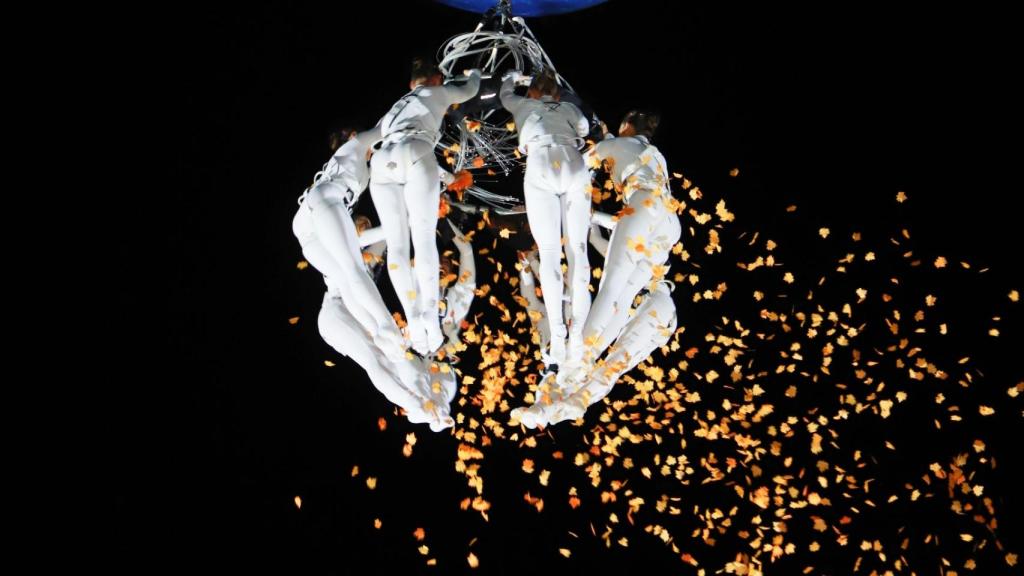 El acto del pregón ha acabado con un espectáculo de danza aérea.