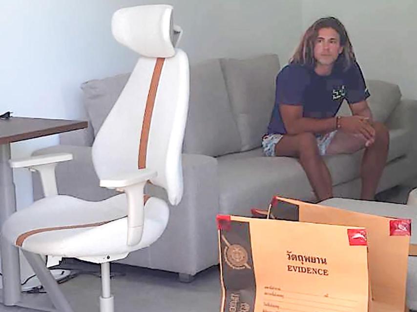 Daniel Sancho en su hotel de Tailandia, tras ser detenido, antes de trasladarlo a comisaría.