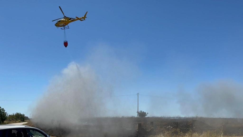 El helicóptero arroja el agua