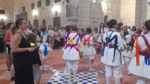Los vecinos de Ampudia antes de comenzar con el paloteo