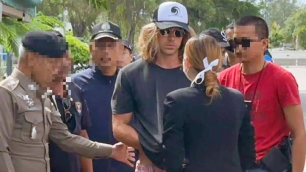 Daniel Sancho, escoltado por los agentes durante la recreación del crimen, este domingo día 6 de agosto.
