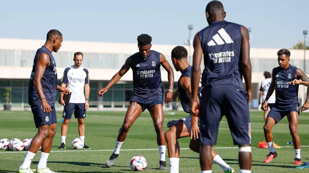 Los jugadores del Real Madrid realizan un rondo
