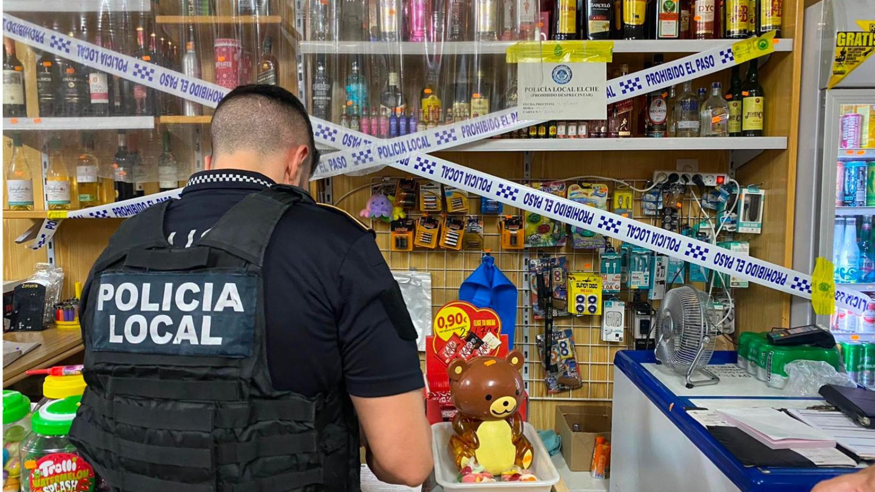 Un agente en uno de los locales precintados por la venta de alcohol.
