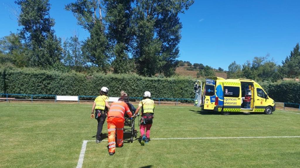 Una ambulancia de Sacyl trasladando a una mujer herida