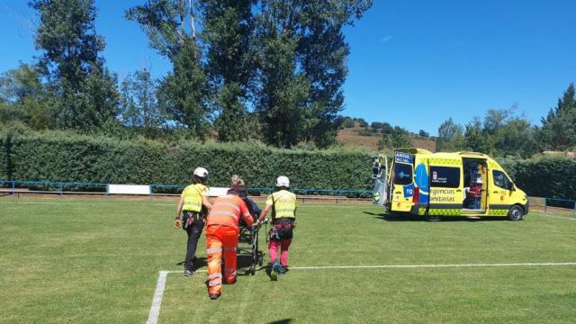 Una ambulancia de Sacyl trasladando a una mujer herida