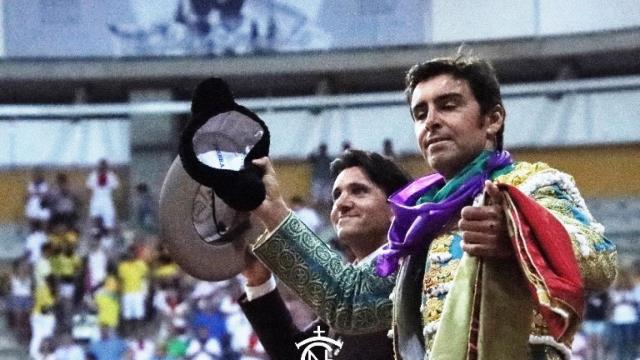 Diego Ventura y Miguel Angel Perera saliendo a hombros en la primera de feria de Iscar