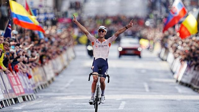 Van der Poel se corona como campeón del Mundial de ciclismo en ruta en Glasgow