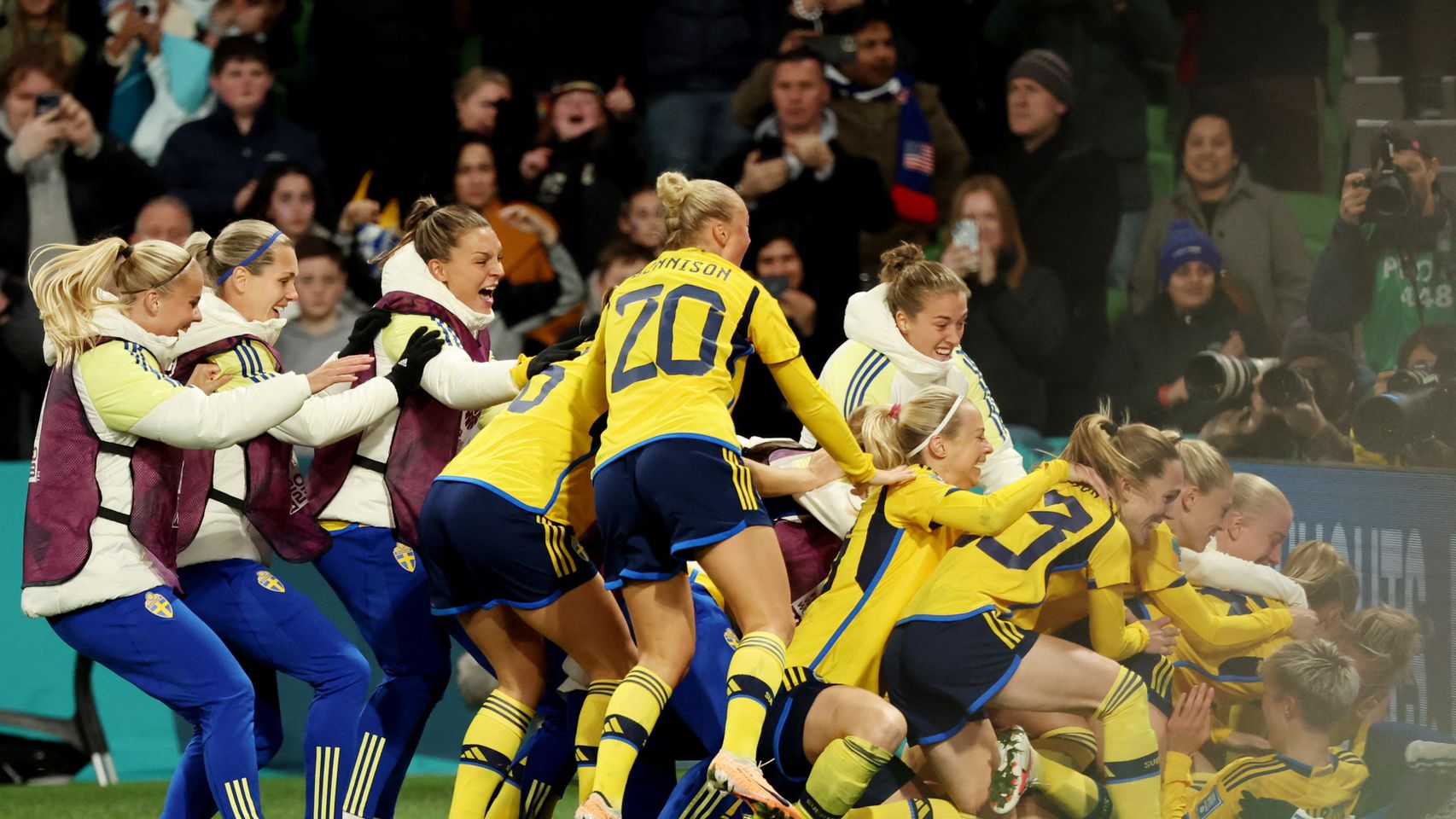 Las jugadoras de Suecia celebran el pase a los cuartos de final.