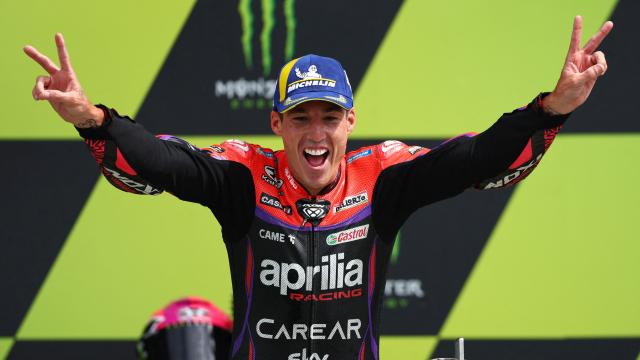 Aleix Espargaró celebra su victoria en el Gran Premio de Gran Bretaña, en Silverstone.