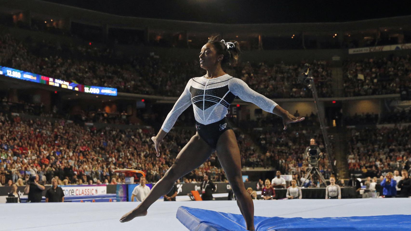 Simone Biles realiza un ejercicio en el US Classic.