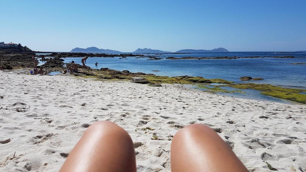 Playa de arena blanca en la nueva comunidad que atrae a los británicos.