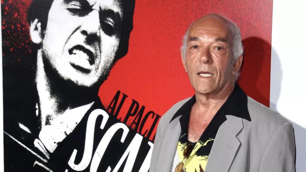Mark Margolis junto a un cartel de 'Scarface'.