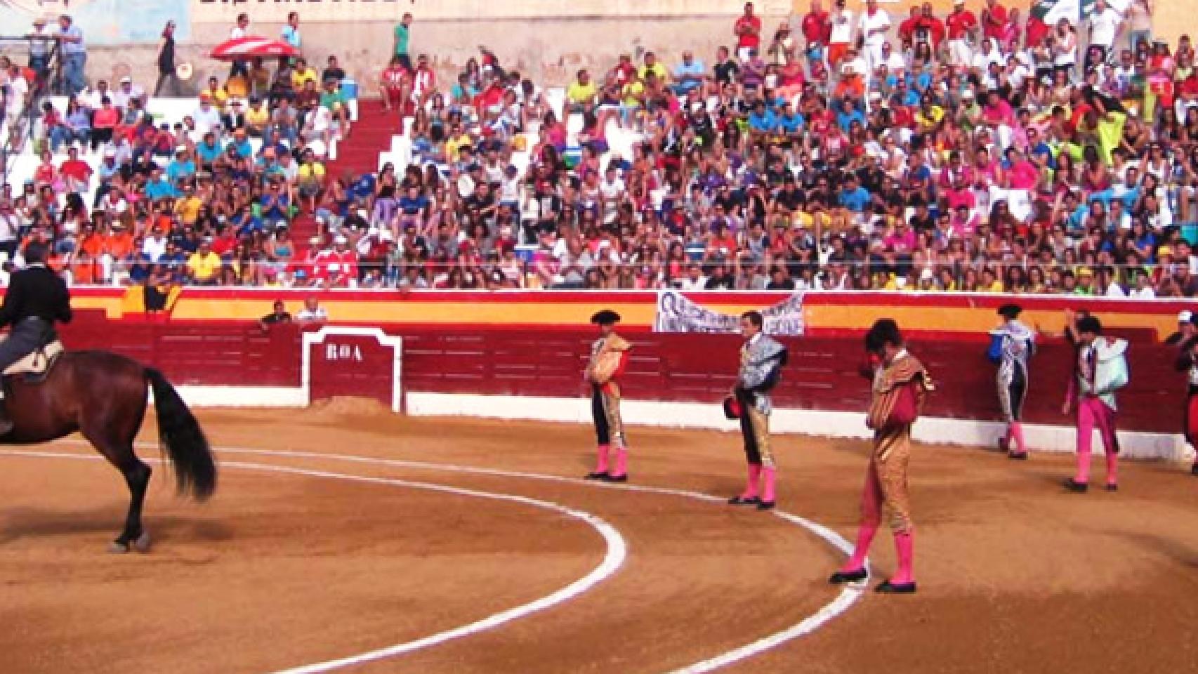 Paseíllo en la plaza de toros de Roa de Duero