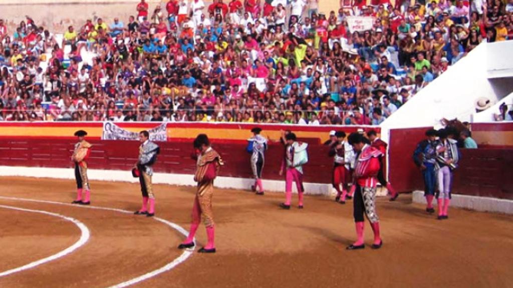 Paseíllo en la plaza de toros de Roa de Duero