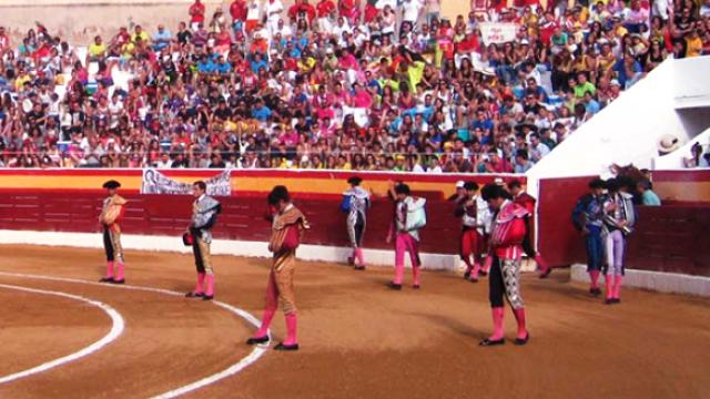 Toreros en una plaza de toros