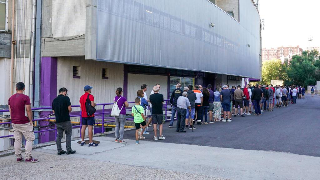 Colas en el estadio José Zorrilla para abonarse al Pucela