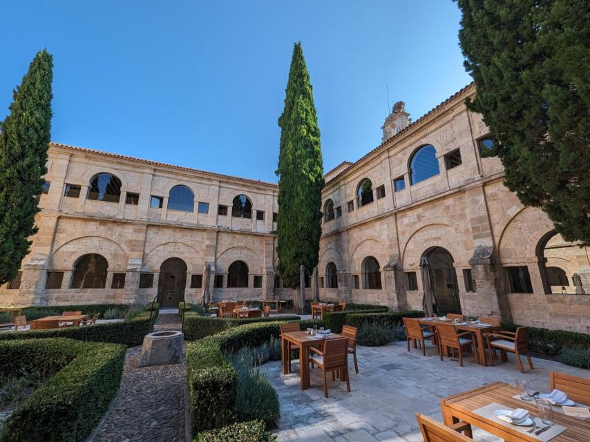 Uno no se puede perder la oportunidad única de disfrutar del increíble desayuno de Abadía Retuerta en el claustro