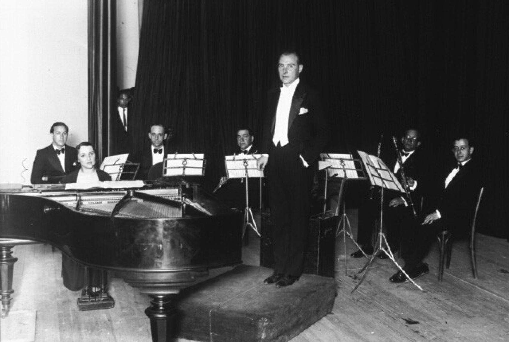 Rosa García Ascot acompañando al director Gustavo Pittalunga en un 'Concierto' de Falla en el Auditorium de Madrid.