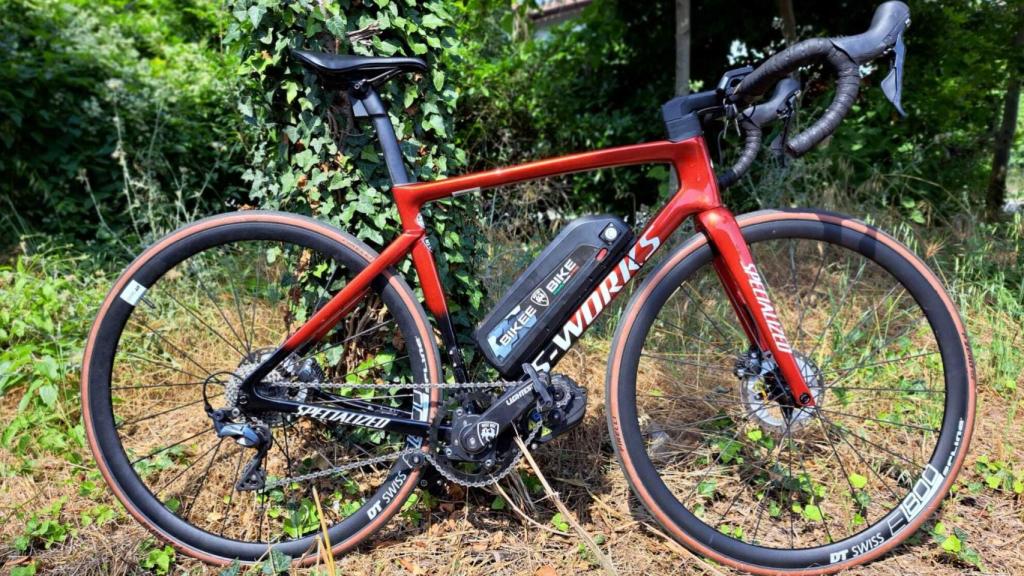 Bici con el motor eléctrico y la batería instalados