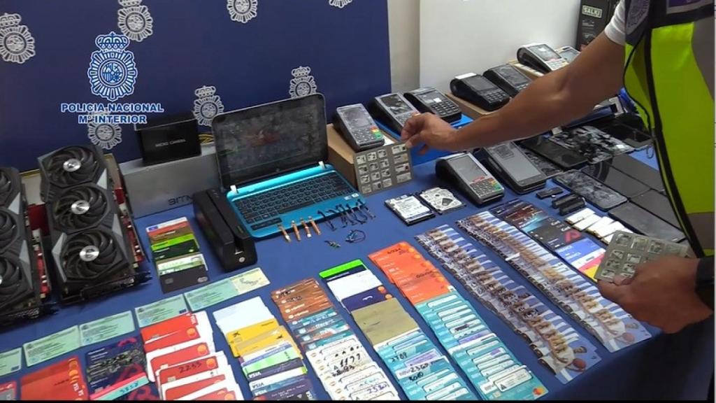 La Policía Nacional detiene a tres personas que estafaron casi 200.000 euros mediante técnicas de skimming y phishing