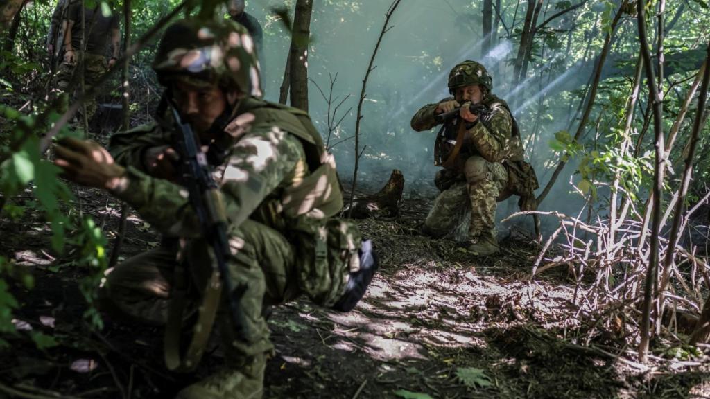 Soldados ucranianos, este lunes en el frente de Donetsk.