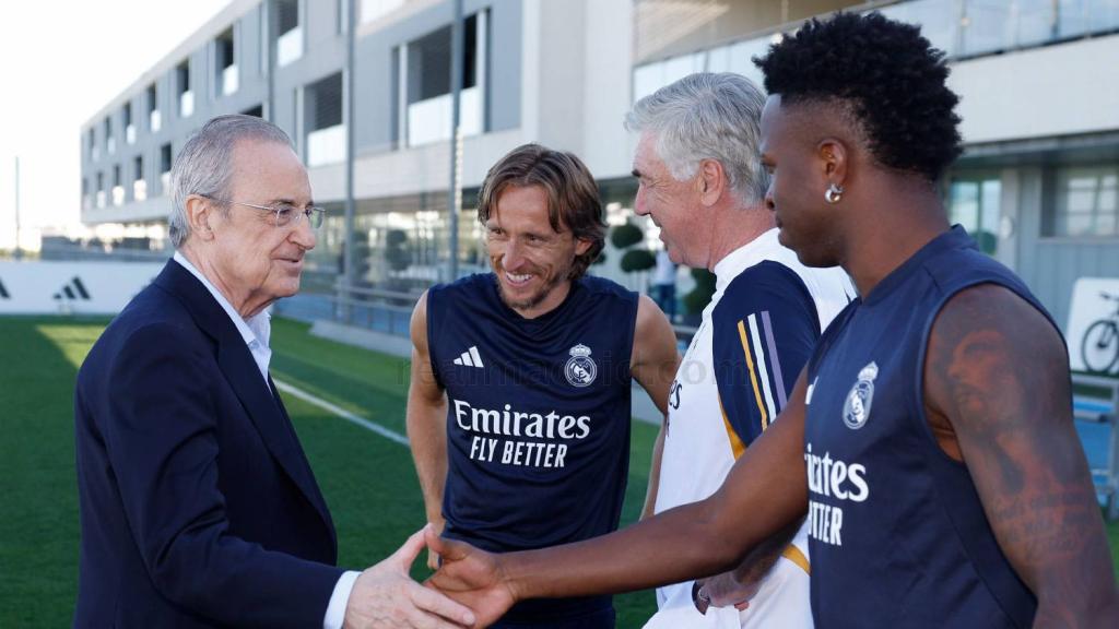 Florentino Pérez con Vinicius, Ancelotti y Modric